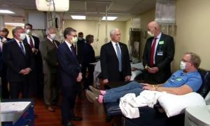 Phó tổng thống Mỹ không đeo khẩu trang khi thăm bệnh viện dù đây là yêu cầu...