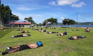 Tin ánh sáng diệt được COVID-19, hàng trăm người ra đường tắm nắng