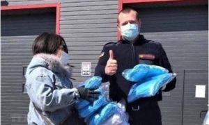 Cộng đồng người Việt ở Ukraine tặng khẩu trang cho bệnh viện