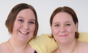 Hai chị em sinh đôi cùng trở thành những y tá tận tụy và qua đời vì nhiễm...