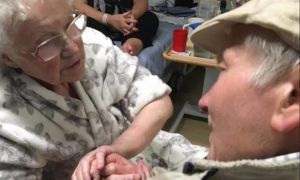 Chồng tháo mặt nạ oxy để chết cùng vợ trong đại dịch Covid