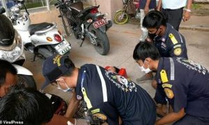 Stress vì phong tỏa, khách Anh xô vợ khỏi ban công