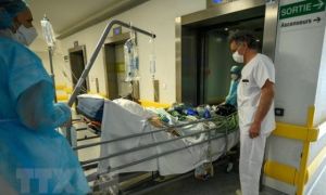 Pháp ghi nhận số ca tử vong COVID-19 theo ngày thấp nhất 5 tuần qua