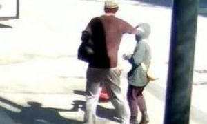 Truy tìm thanh niên đấm vào mặt cô gái gốc Á ở Canada