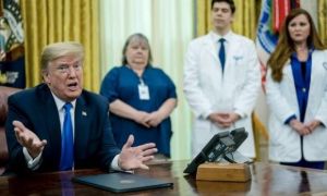 Nóng: Người phục vụ riêng cho ông Trump nhiễm nCoV