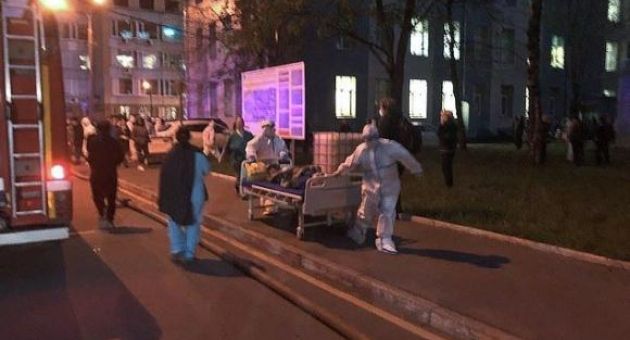 Bệnh viện cho bệnh nhân COVID-19 phát hỏa, 300 người phải sơ tán