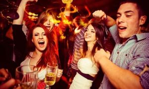 Ho rồi đùa bị nhiễm Covid-19 trong bữa tiệc, nhiều người đổ bệnh