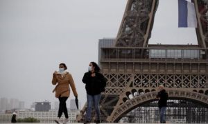 Paris trong ngày đầu 'thức giấc' sau 2 tháng đóng băng vì Covid-19