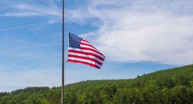 Ông Trump chỉ đạo treo cờ rủ tưởng niệm nạn nhân COVID-19