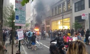 Lợi dụng hỗn loạn tại Mỹ, nhóm người quá khích vào Apple Store đập phá, vét...