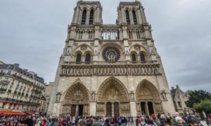 Paris mở cửa trở lại quảng trường phía trước Nhà thờ Đức Bà