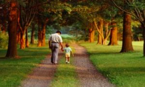 Khi chúng ta già đi, một ông bố già bị ốm và đã mắc chứng lú lẫn...