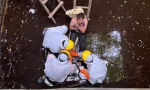 Bị chó đuổi té giếng, người đàn ông Anh mắc kẹt suốt 6 ngày