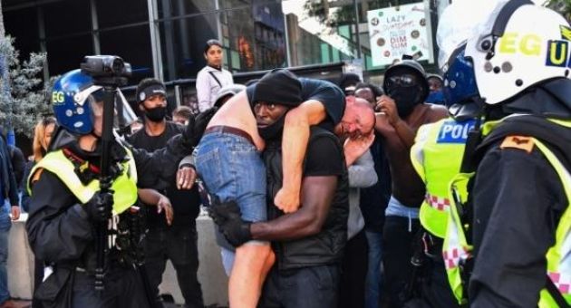 Chuyện sau bức ảnh thanh niên da màu cứu người da trắng giữa biểu tình