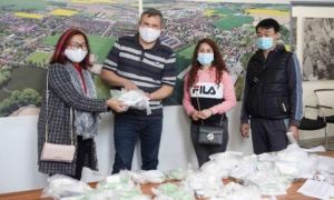 Cộng đồng người Việt trao khẩu trang hỗ trợ chống dịch COVID-19 tại CH Séc