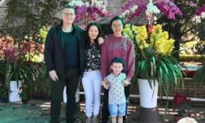 Mẹ Việt đơn thân lấy thầy giáo Anh U50, người phụ nữ với trái tim nhân hậu