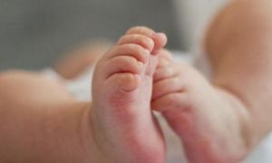 Bé sơ sinh qua đời vì hàng xóm đến thăm đã mắc Covid-19