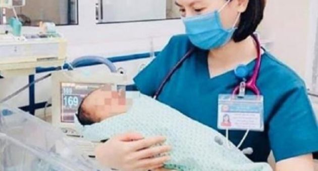 Em bé bị bỏ 3 ngày dưới hố ga qua đời: Thương con quá, phép màu đã tắt