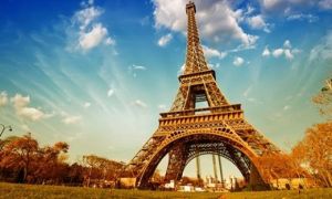 Tháp Eiffel đi qua thế chiến và khủng bố, nhưng Covid-19 tàn khốc hơn