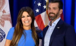 Bạn gái của con trai cả ông Trump dương tính với virus corona