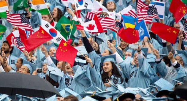 Du học sinh tại Mỹ có nguy cơ bị trục xuất nếu trường dạy 100% online