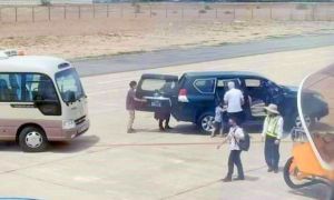 Xe biển xanh vào sân bay: Đúng quy định hay đặc quyền của phó bí thư?