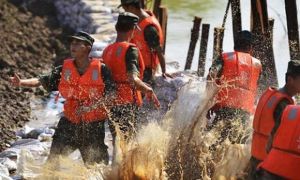 Trung Quốc: Vỡ đê Trường Giang vì mưa lớn, hơn 9.000 người chạy lũ trong đêm