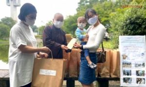 Tình người trên đất khách