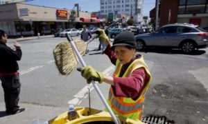 Nghề quét rác ở Mỹ – Cảm nhận của mẹ đơn thân người Việt khiến...