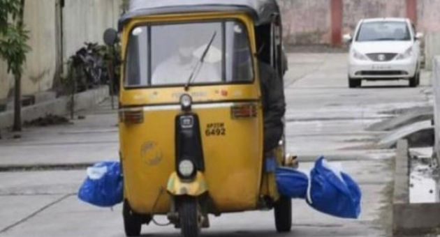 Sốc với cảnh chở thi thể bệnh nhân COVID-19 bằng xe tuk tuk