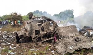 Máy bay rơi bốc cháy gần khu dân cư, người dân chạy ra nhặt tiền