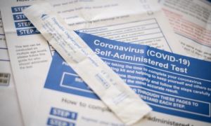 Anh phát triển bộ kit thử Covid-19 tại nhà như que thử thai