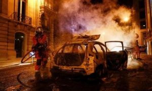 Bạo loạn ở đường phố Paris bất chấp dịch COVID-19 vẫn đang phức tạp