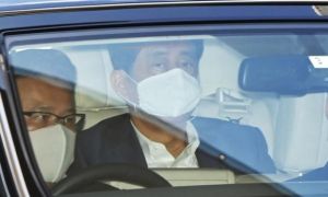 Thủ tướng Nhật Bản lại đến bệnh viện