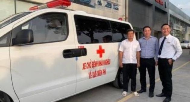 Vì sao ông Đoàn Ngọc Hải lái xe cứu thương gây sốt?