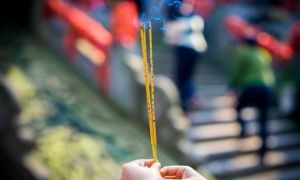 Vì sao không được dùng miệng để thổi tắt hương, nến?