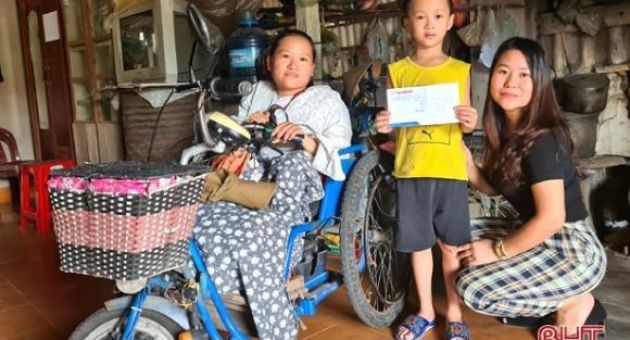 Hội Phụ nữ Hà Tĩnh tại Đức tặng quà cho 26 hoàn cảnh đặc biệt khó khăn