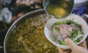 Chủ quán phở lâu năm hướng dẫn cách nấu một tô phở bò ngon, đậm đà cho người...
