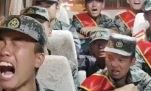 Lính Trung Quốc khóc thảm thiết trên đường đến biên giới Ấn Độ?