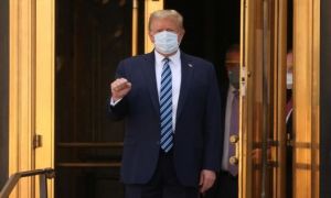 Ông Trump xuất viện giơ tay nắm đấm mạnh mẽ, tuyên bố đang khỏe hơn 20 năm trước