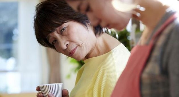 Phụ nữ thông minh, sâu sắc sẽ hiểu ra: Không coi mẹ chồng như mẹ đẻ, không...