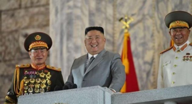 Triều Tiên phô diễn tên lửa