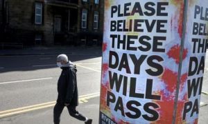 Vì sao hàng nghìn người Anh tình nguyện mắc Covid-19?