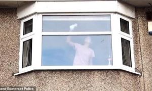 Hình ảnh người phụ nữ lau dọn nhà cửa không thể bình thường hơn nhưng lại ẩn...