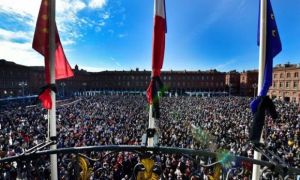 /thumb/thumb.php?src=images/stories/content/2020/10/19/42_1_toi-la-samuel---phap-suc-soi-bieu-tinh-sau-vu-thay-giao-bi-chat-dau.jpg&w=300&h=180&zc=1&q=80&a=c