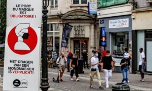 Số ca mắc COVID-19 mới tăng kỷ lục trở lại, châu Âu siết chặt dập dịch