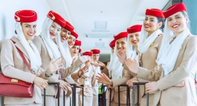 Lý do tiếp viên hàng không luôn tô son đỏ, bạn sẽ bất ngờ khi biết ý nghĩa...