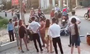 Gã côn đồ đạp vào mặt nữ sinh: Rùng mình vì sự hèn nhát của người xung quanh