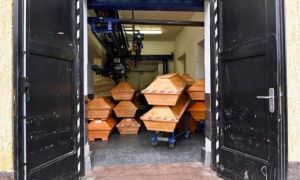 24h qua ảnh: Quan tài chứa bệnh nhân COVID-19 xếp chờ thiêu ở Đức