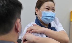Nước đầu tiên ở Đông Nam Á tiêm vaccine Covid-19 cho người dân